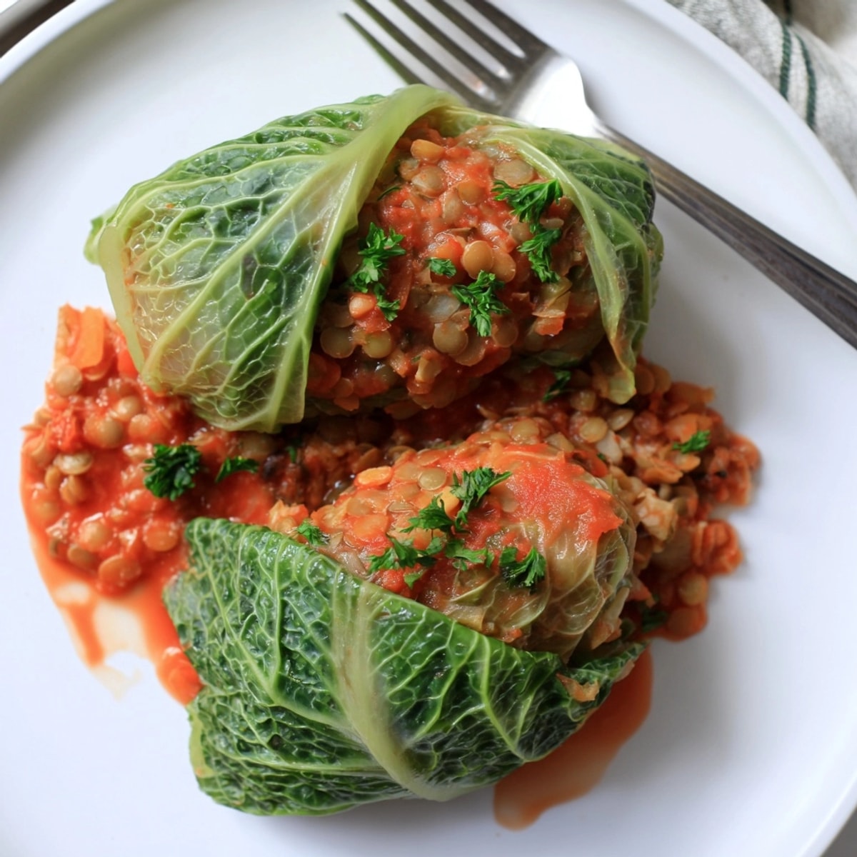 Delikatne gołąbki wegańskie z soczewicą, ryżem i warzywami – idealne danie główne, bogate w białko.