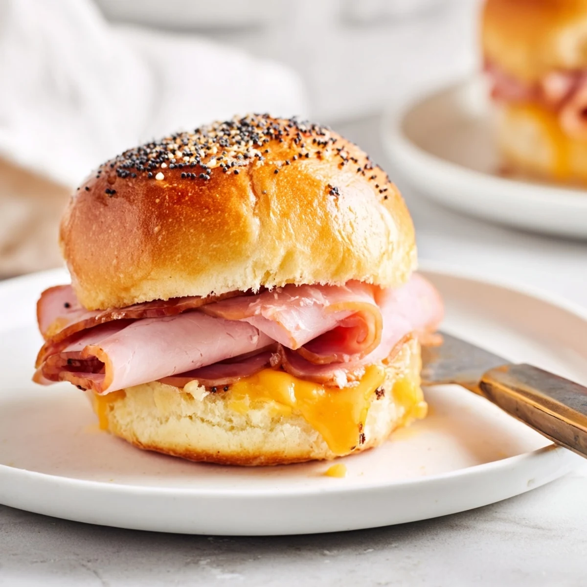 Ciepłe, miodowe kanapki z szynką, doskonałe na przyjęcia i rodzinne kolacje.