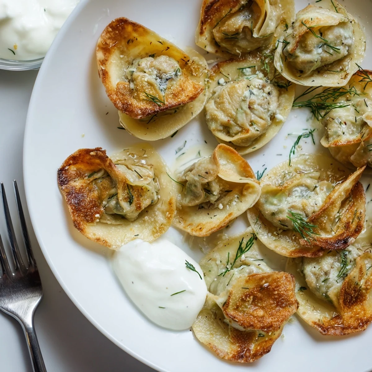 Kruche wontony z aromatycznym nadzieniem grzybów i świeżego kopru.  