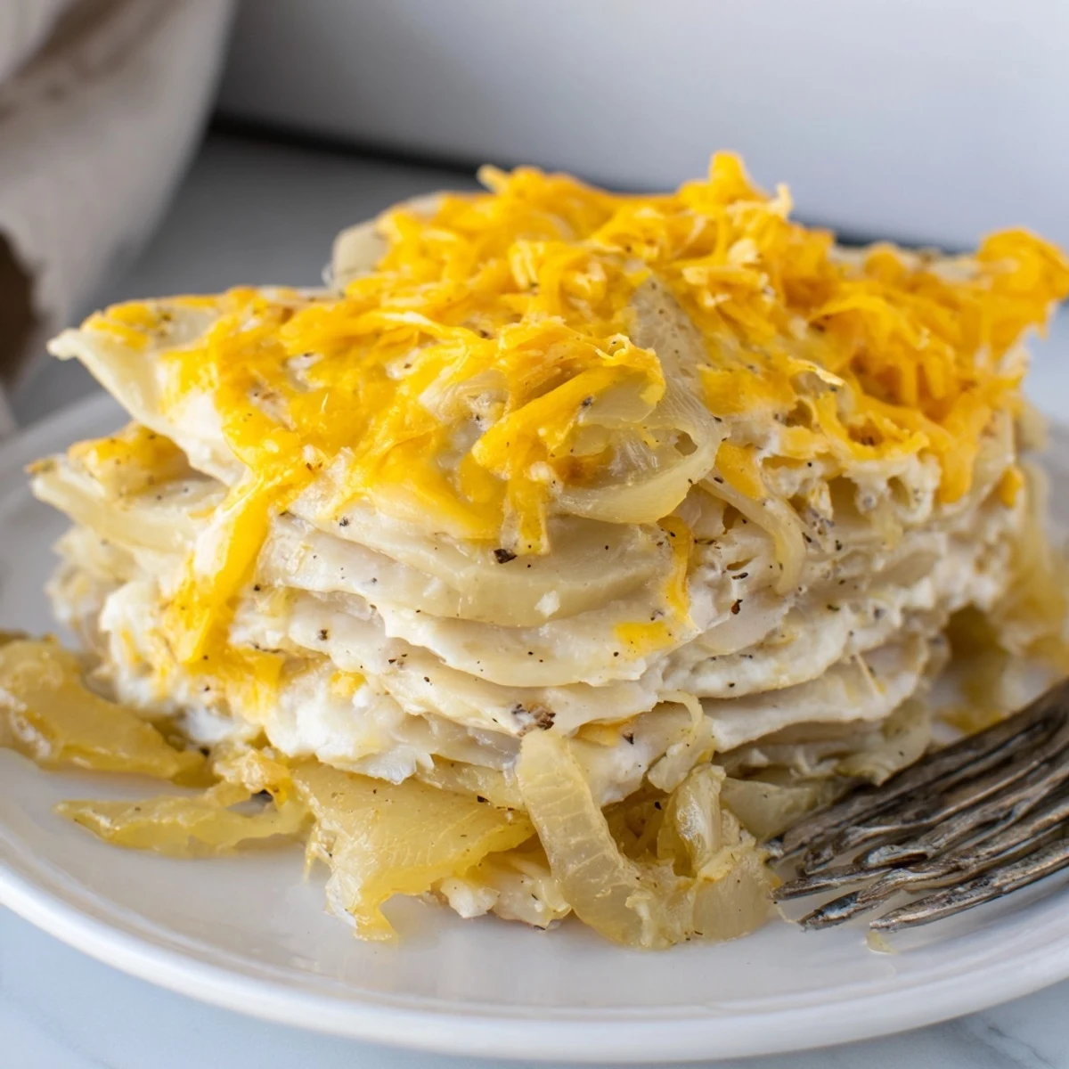 Ziemniaczana zapiekanka pierogowa z kremowym nadzieniem i serem topionym.  