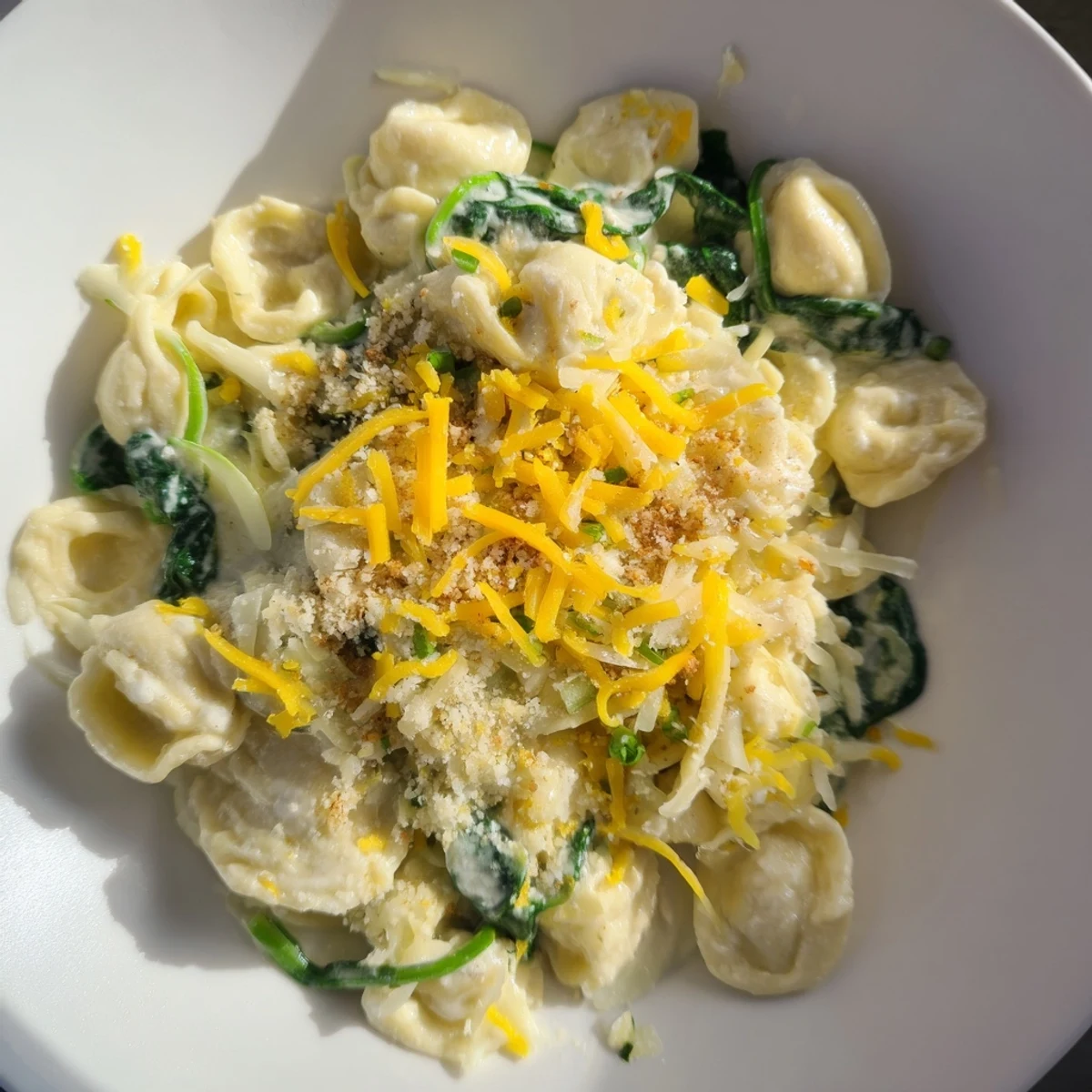 Wyjątkowe danie z makaronu, szpinaku i serów, podane z chrupiącą posypką.