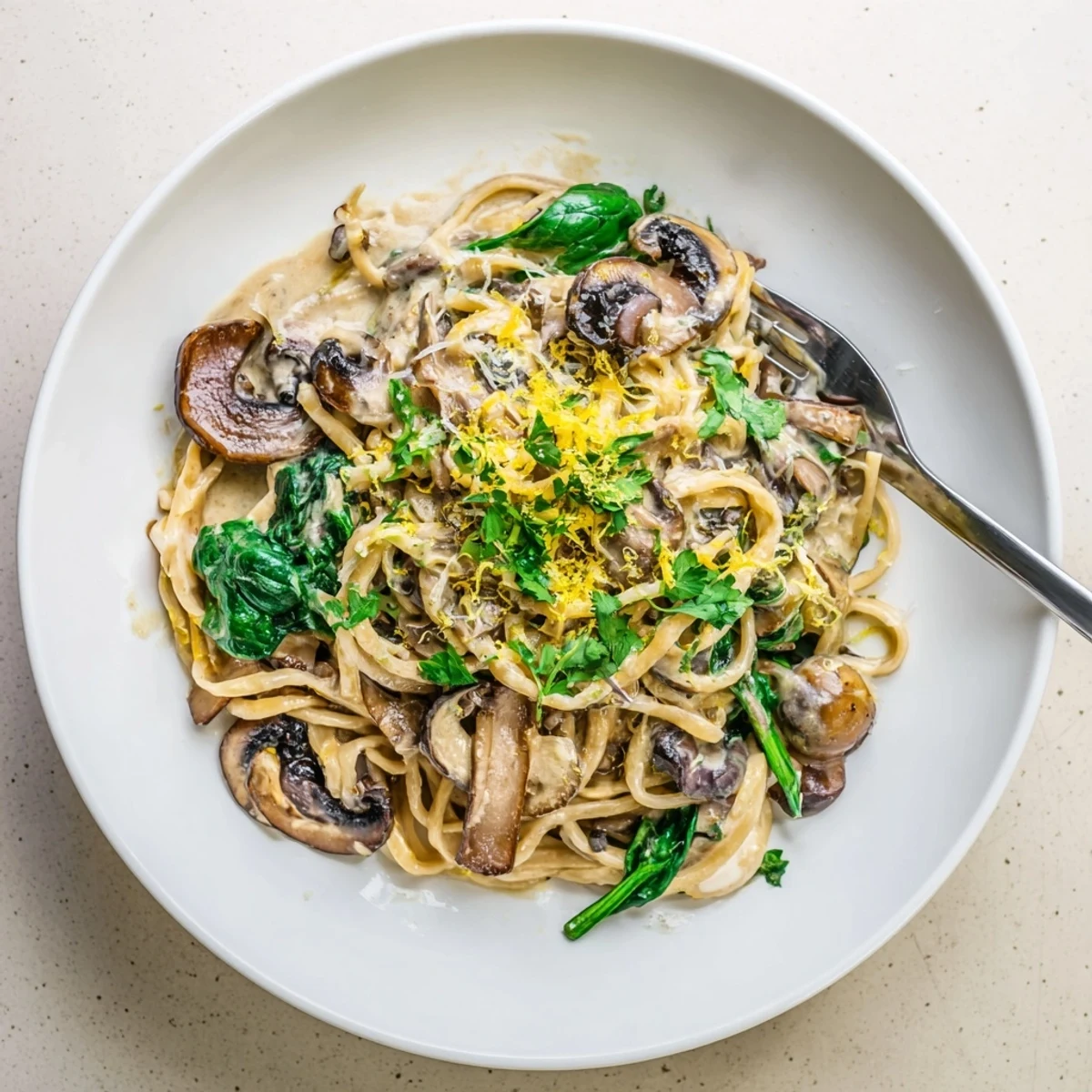Aksamitne miski z makaronem nasyconym grzybami w delikatnej, kremowej sosie.  