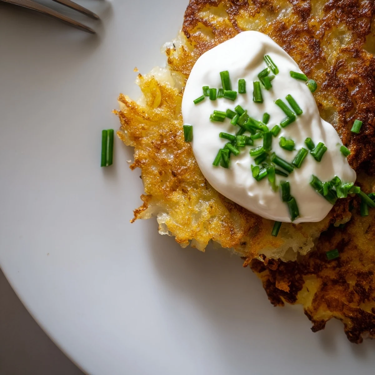 Podawane na ciepło placki ziemniaczane z dodatkiem kwaśnej śmietany i świeżych ziół.