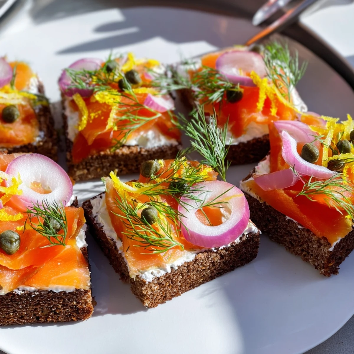 Stylowe kanapki z żytnim chlebem, świeżym dillem i delikatnym łososiem wędzonym.