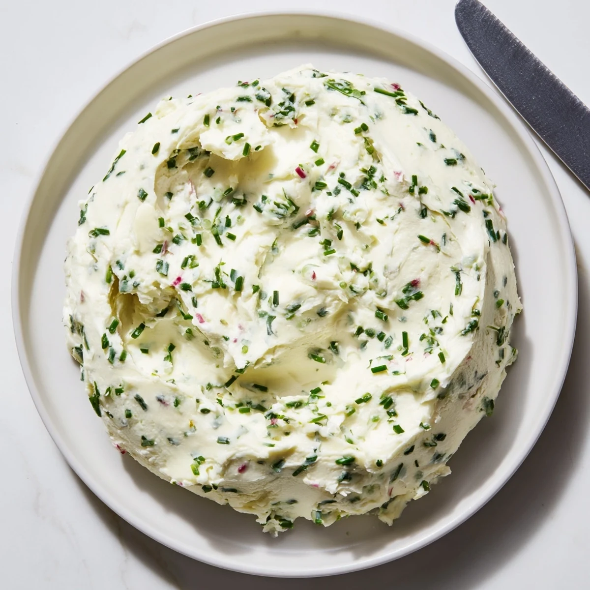 Kremowy polski ser i ziołowa pasta na chrupiące pieczywo, idealna na brunch.  