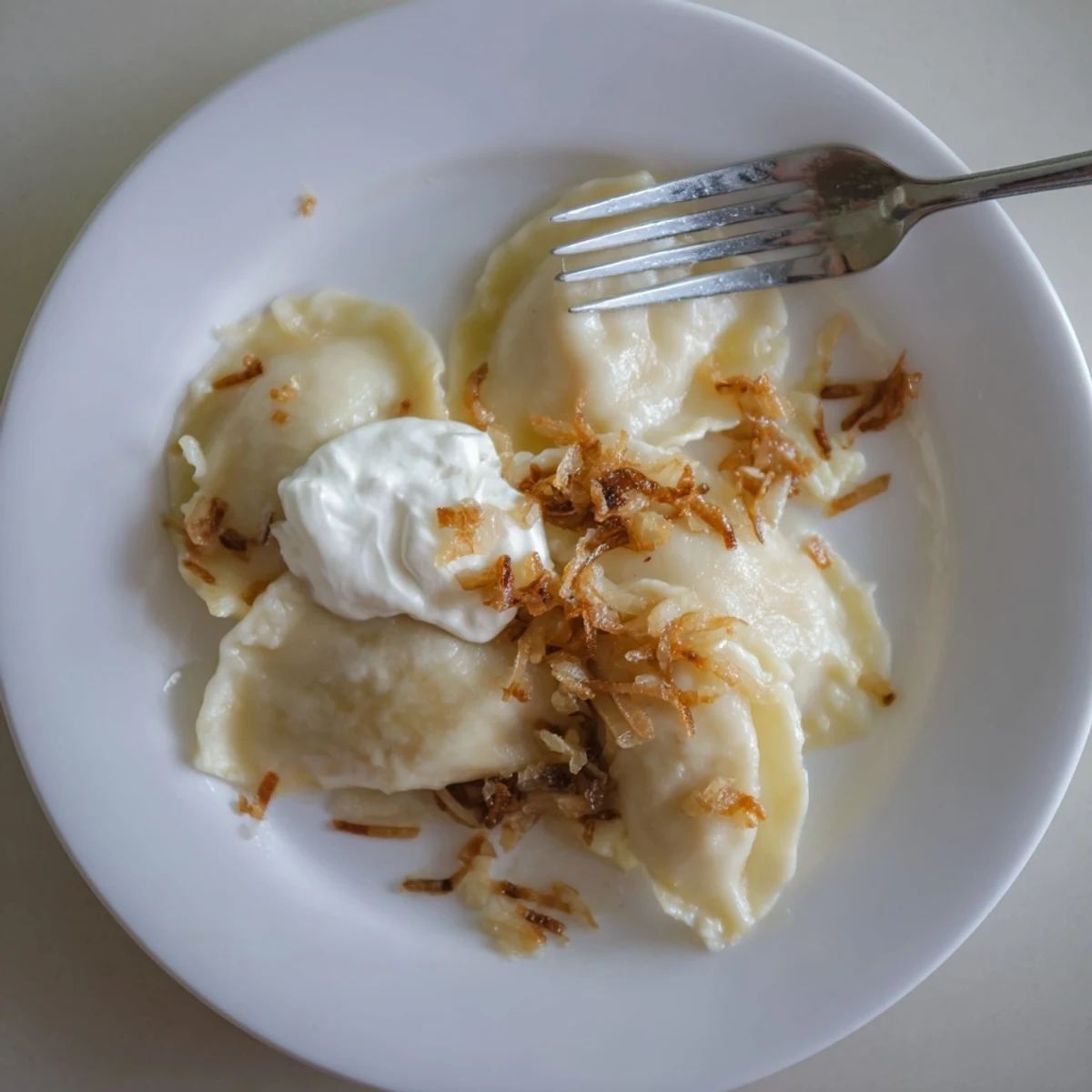 Ciepłe pierogi z ziemniakami i serem, idealne na każdą specjalną okazję.