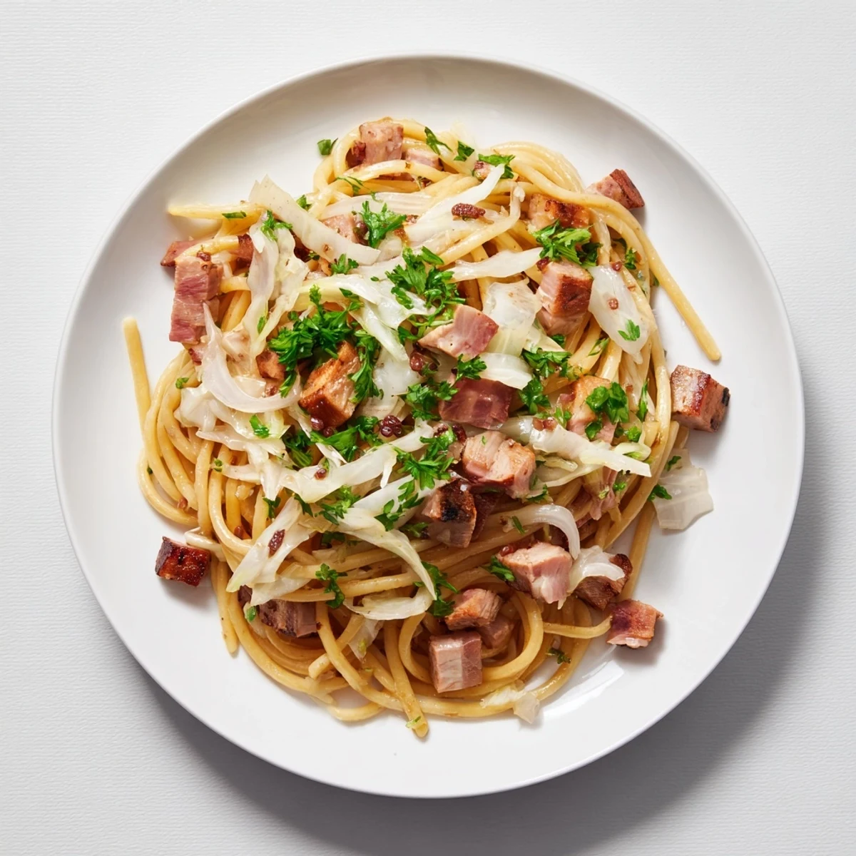 Apetyczne łazanki z mięsem i wiśniami, gotowe do podania, z dodatkiem świeżej natki pietruszki.