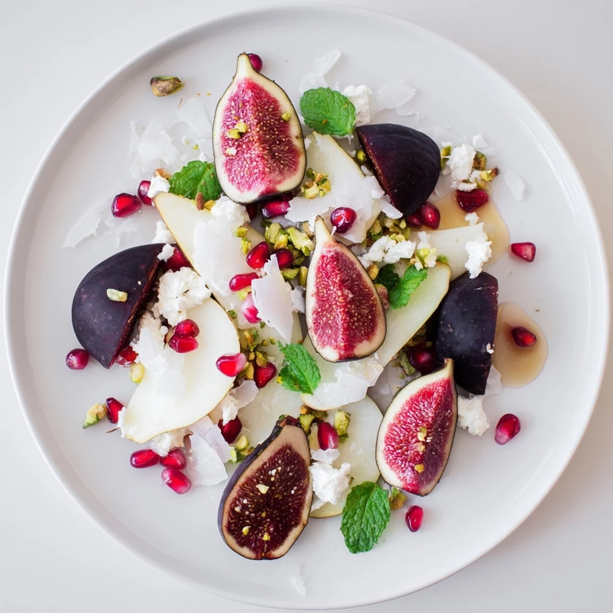 Świeże figi i daktyle na eleganckiej tacy, posypane płatkami kokosa dla zimowego nastroju.