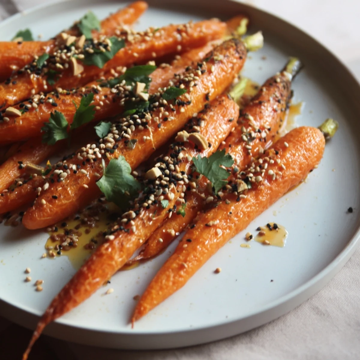 Apetyczne pieczone marchewki w glazurze miodowo-sojowej, wyłożone na blasze i gotowe do spożycia.