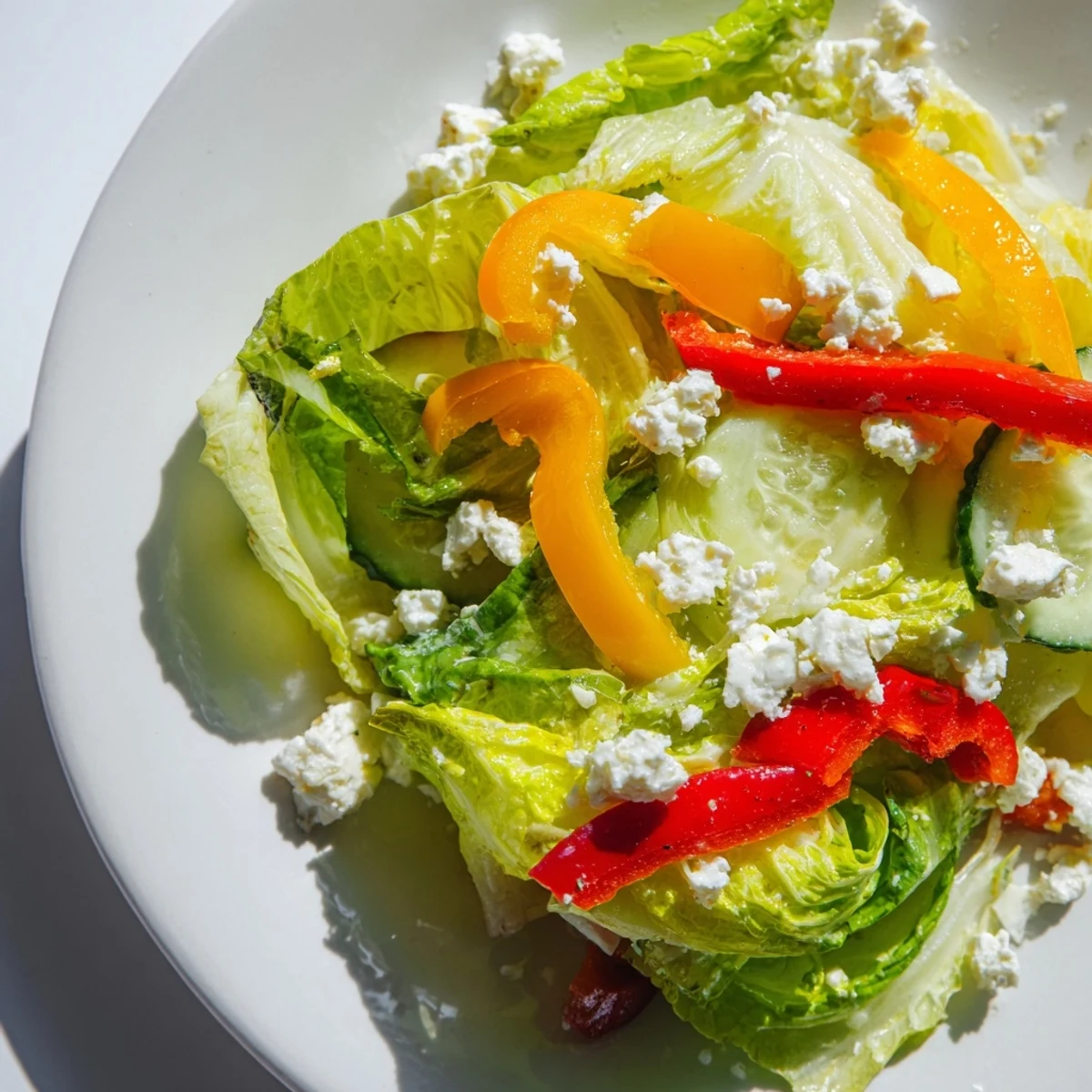 Świeża, kolorowa sałatka Bella Hadid z chrupiącą sałatą, papryką, ogórkiem i fetą.