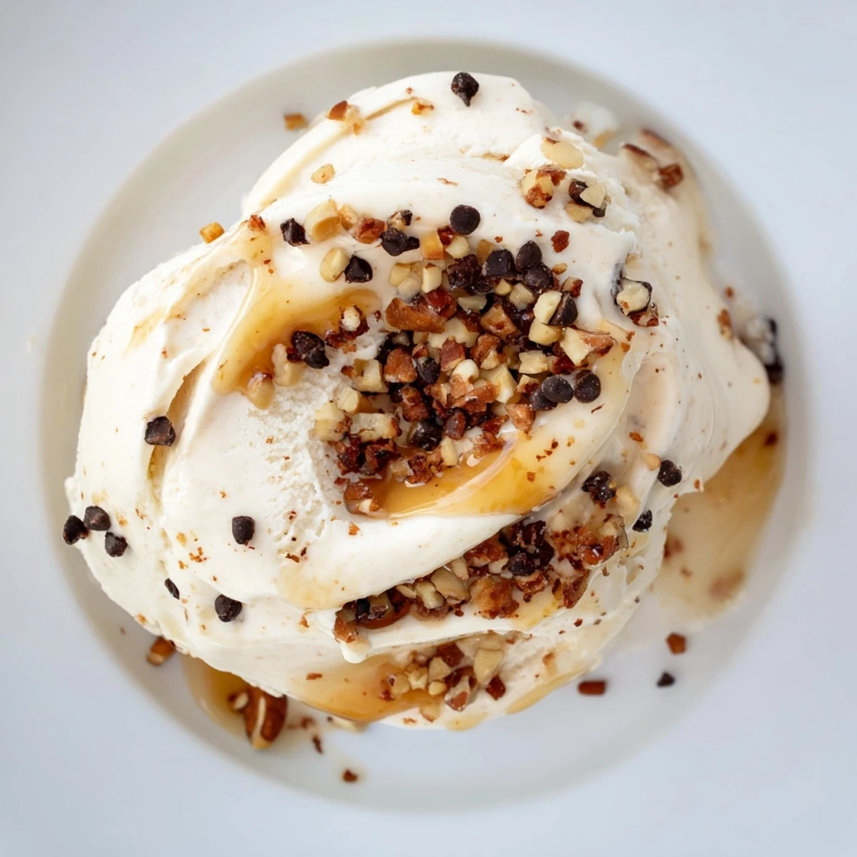 Kremowe lody z twarogu z truskawkami, gotowe do podania w pucharku.