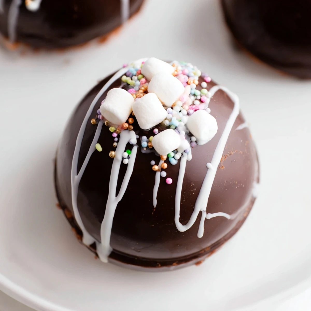 Poniżej znajdują się trzy teksty alternatywne dla zdjęcia przepisu "Hot Chocolate Bombs":