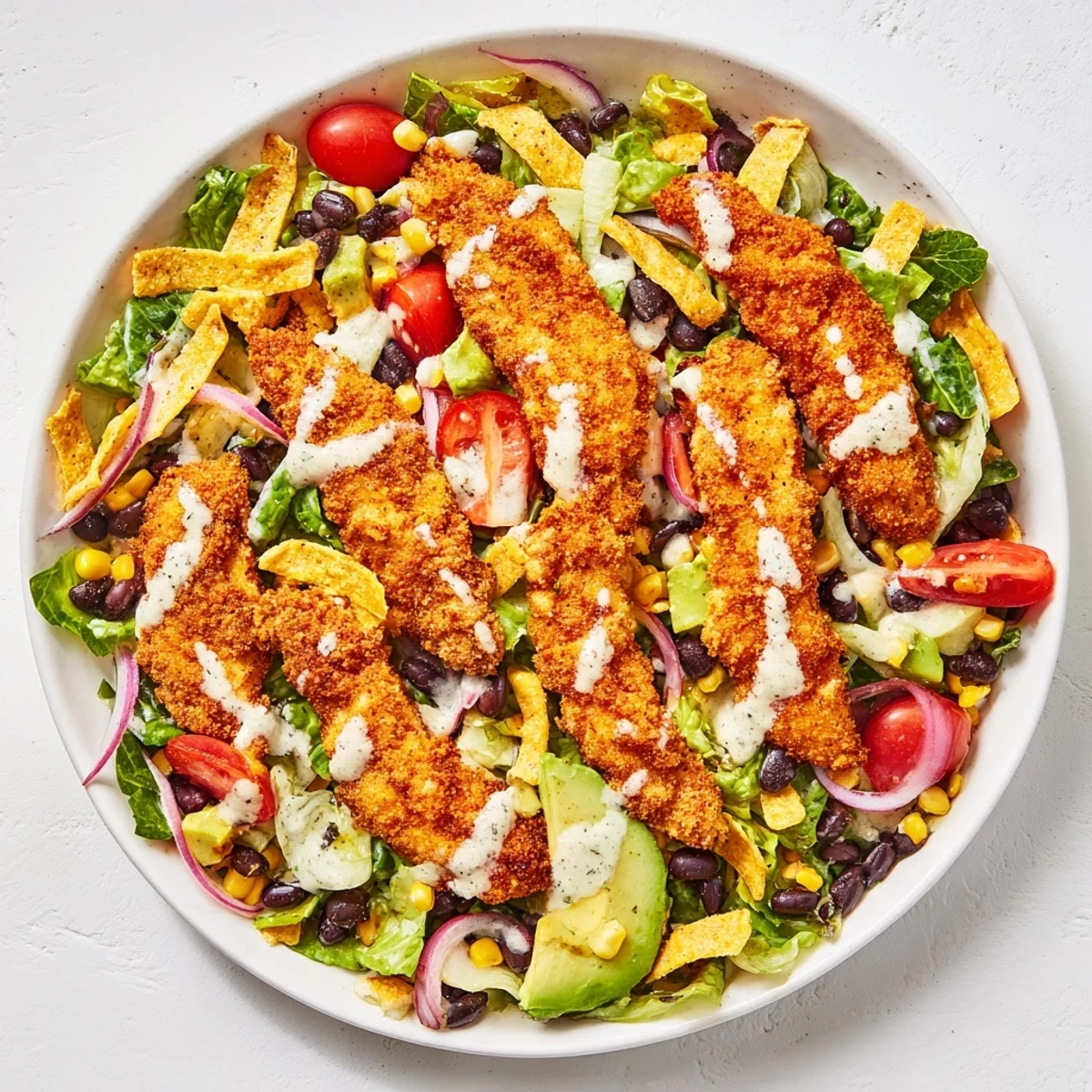 Znakomita sałatka z chrupiącą kurczakiem taco, z soczystymi warzywami i kremowym sosem ranch.