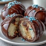 Domowe jajka z masłem orzechowym w czekoladzie, ozdobione pestkami, gotowe do podawania.