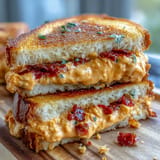 Klasyczny pimento cheese grilled cheese, idealny z zupą pomidorową, chrupiący i kremowy.