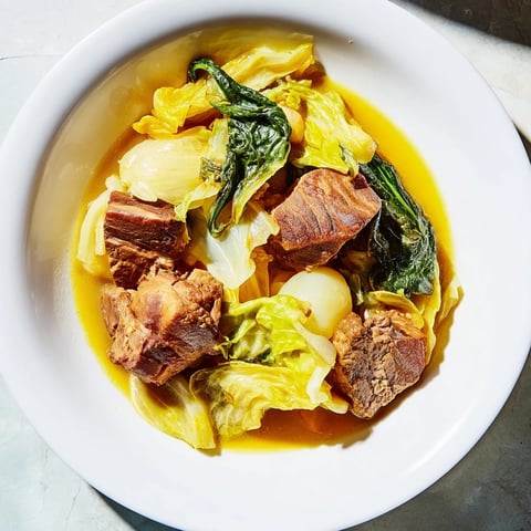 Delikatny gulasz z kapusty i wieprzowiny, z miękkim mięsem i słodką kapustą w bulionie.