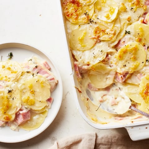 A steaming, bubbling Plateau Moufle Chaud et Confortable with melted cheese and golden potatoes, a French comfort food delight.