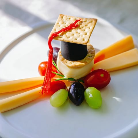 Zdjęcie z bliska talerza z dyplomem, wypełnionego pysznymi przekąskami i przygotowanego na imprezę.