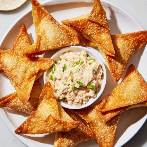 Słone, złote Air Fryer Lumpia Chips serwowane z kremowym Chicken Cream Cheese Dip.