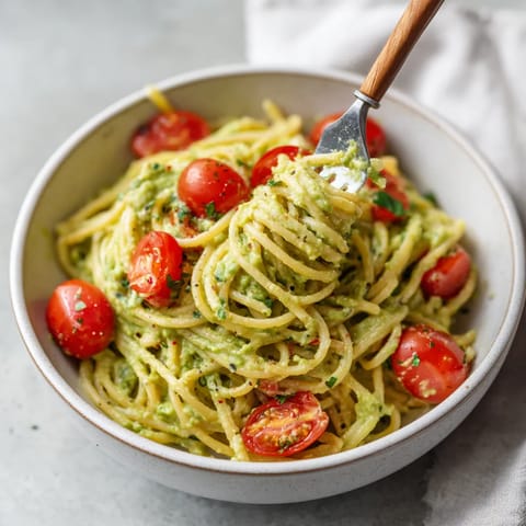 W misce z pastą z puszki zawierającą avokado, pomidor i szpinak, wraz z ciepłym sosem.