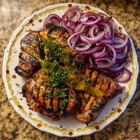 Na talerzu stoi pękate kawałki mięsa, które są marinowane i pokryte sosem mustardowym.