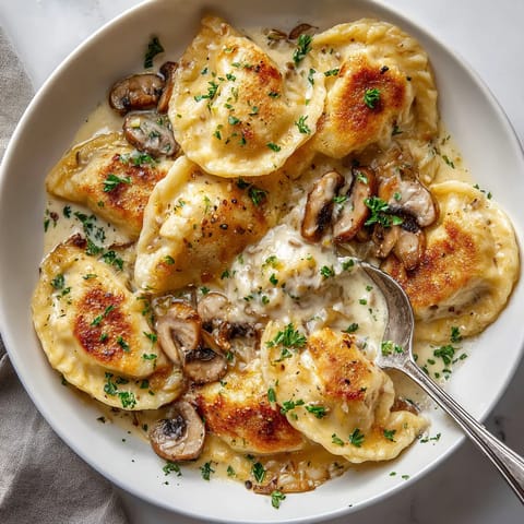 Na tle białego tła, na talerzu wypełnionym.