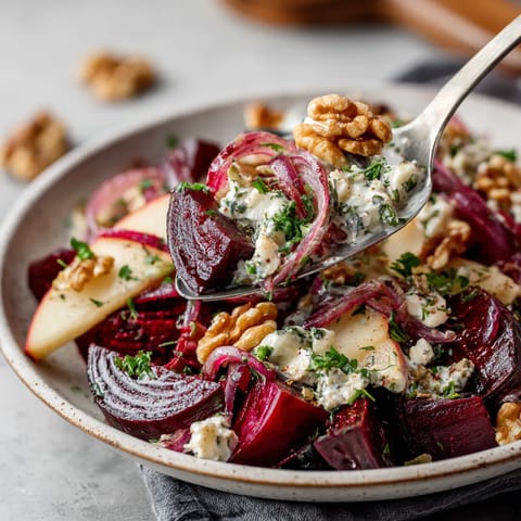 W misce złożonej z różnych składników, takich jak pomidory, orzechy i białko, znajduje się wiele różnych składników.