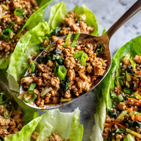 W obrazach prezentowanych są asiatyczne kiełbasie w laurecie.