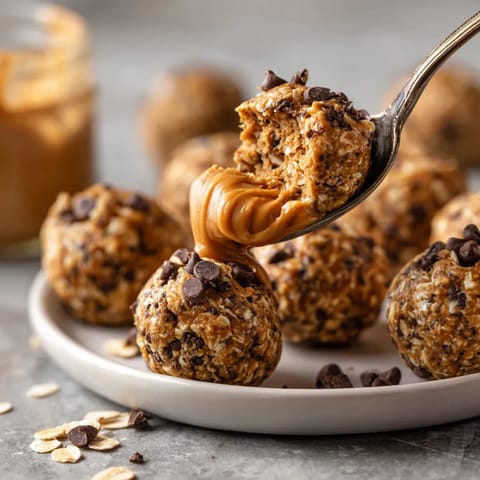 Obraz przedstawia pękate peanut butter oat energy bites.