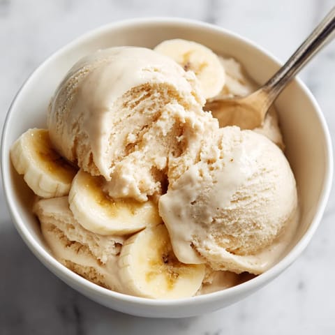 W misce zalewanej lodem banana nice cream, w której znajdują się banany i lód.