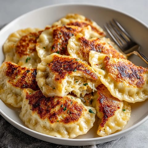 Ręcznie lepione Pierogi z kapustą i grzybami, gotowane na parze i podawane z cebulką – domowo!