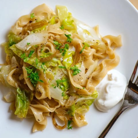 Halusky, polski makaron z kapustą, pachnący masłem i cebulą, idealny obiad.