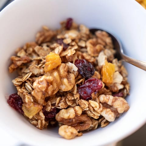 Konsystencja chrupiących orzechów włoskich i słodycz suszonych owoców w płatkach śniadaniowych to porcja energii na cały dzień.