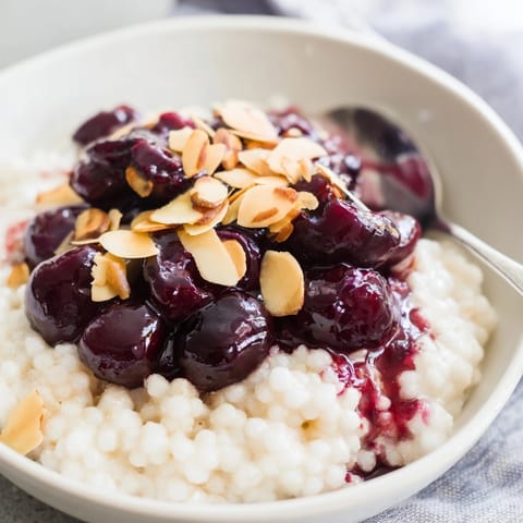 Domowy pudding z prosa z prażonymi wiśniami: rozgrzewający, prosty i wypełniony smakiem.