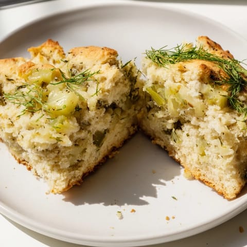 Aromatyczne scones z ziemniakami i piklami, idealne jako przystawka na imprezę.  