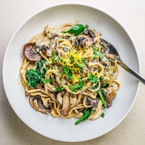 Aksamitne miski z makaronem nasyconym grzybami w delikatnej, kremowej sosie.  