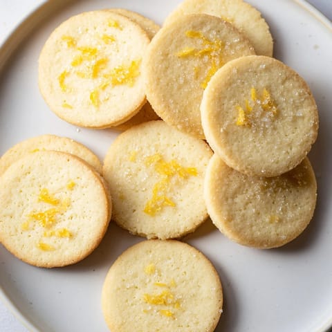 Masła cytrynowe herbatniki, pięknie złociste, ozdobione cukrem na wierzchu.  