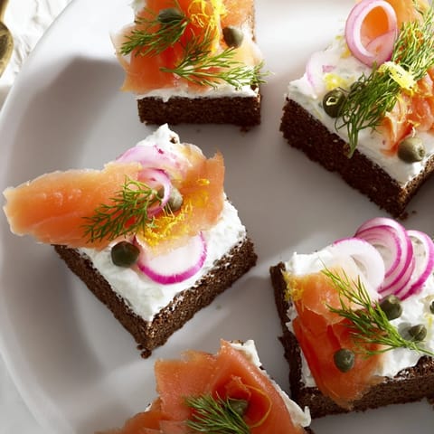 Zachwycające kęsy z chlebem żytnim, kremowym serkiem i wędzonym łososiem.  