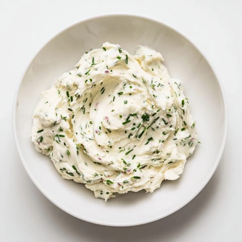 Świeże zioła i farmer's cheese w Polskim serze i ziołowej pasty, doskonałe na przekąski.  