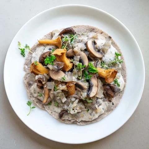 Gorąca zimowa uczta: pyszny ragout z grzybów i delikatne gryczane bliny, idealny.