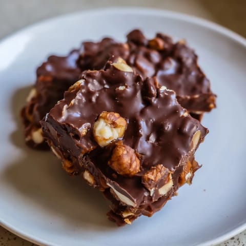 Widok na domowe, smakowite budżetowe polskie cukierki z orzechami laskowymi gotowe do spożycia.