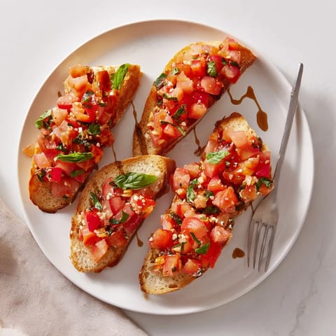 Apetyczne bruschetta tosty z soczystymi pomidorami i bazylią, idealne na szybką włoską przystawkę.