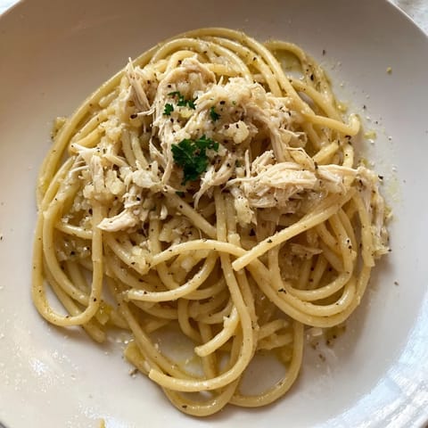 Czosnkowe masło bucatini z kurczakiem