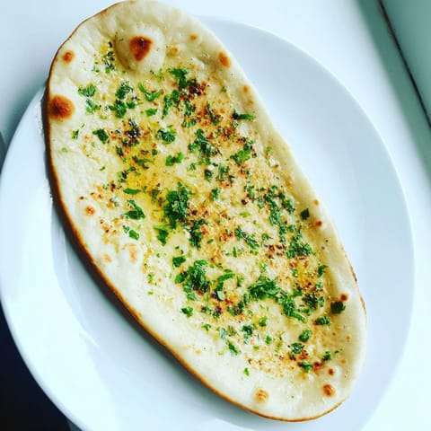 Czosnkowy naan chleb