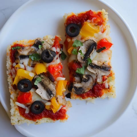 Gotowe do jedzenia kwadraty pizzy z ciasta ryżowego z bąbelkowatym serem i wspaniałymi warzywami.