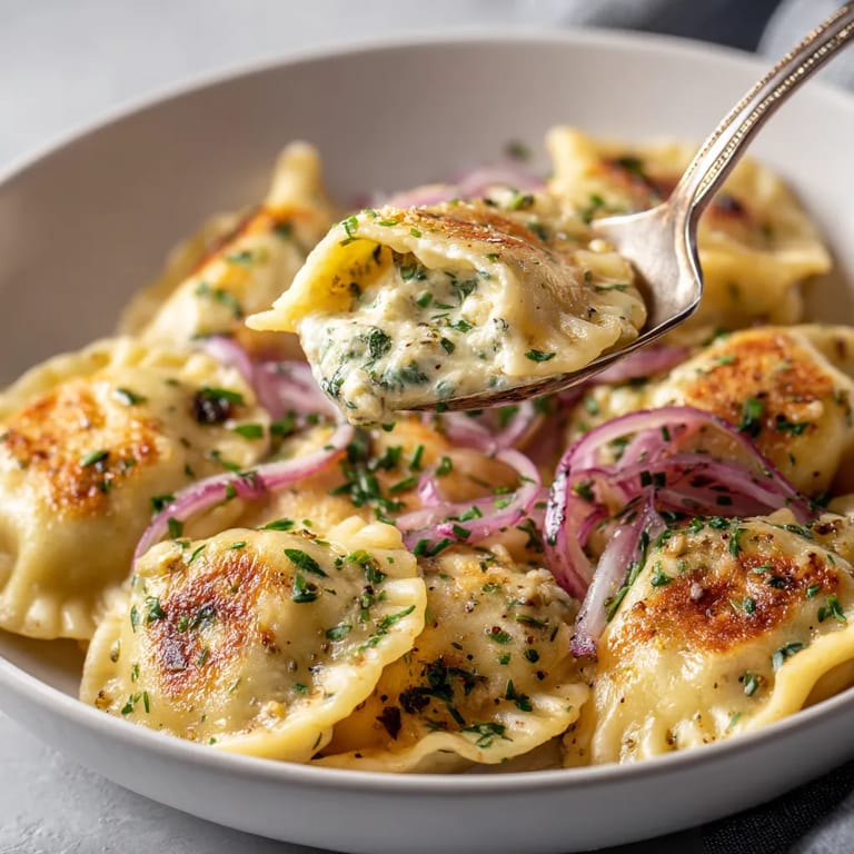 W misce złożonej z pierogów z herbatą i almondami.