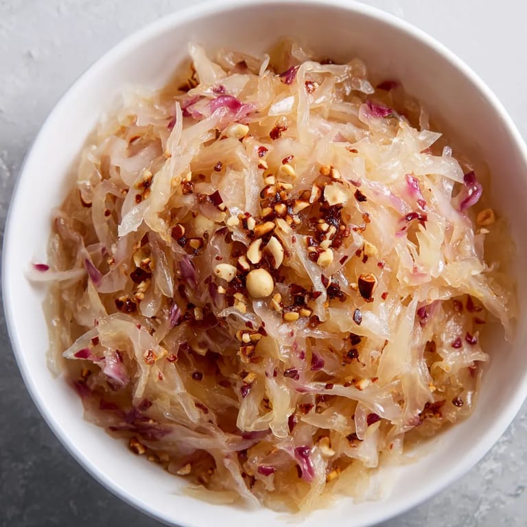 W misce złożonej z różnych składników, w tym kapusty kiszonej.