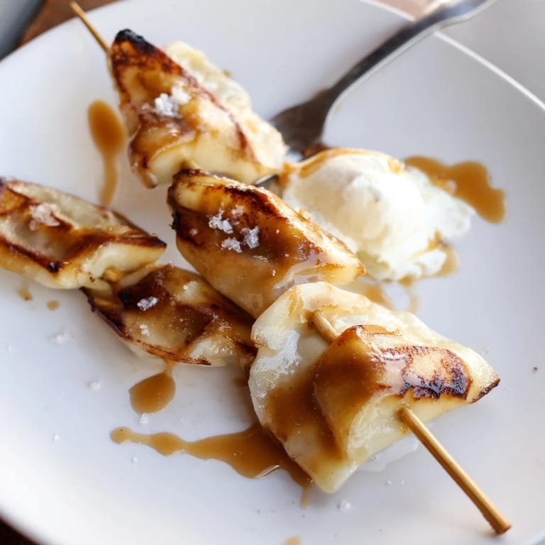 Grillowane pierogi jabłkowe na patyczkach, idealne na przyjęcia lub jesienne spotkania.