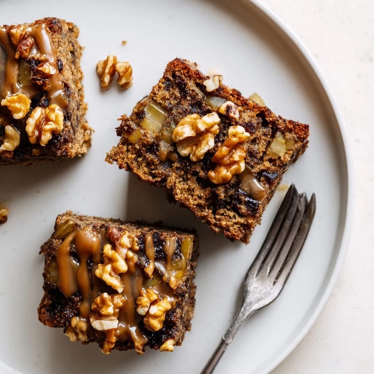 Pyszne, wilgotne Pickle Krupnik Chaos Cake Bars z delikatnym, tangowym smakiem. 