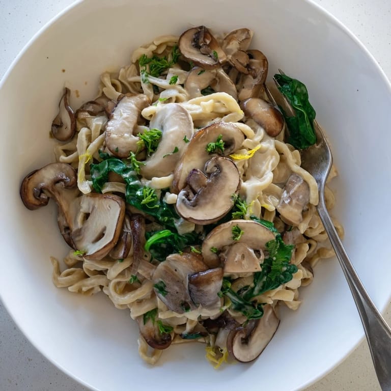 Rozgrzewający przepis na miski z makaronem i pachnącymi grzybami, idealny na kolację.